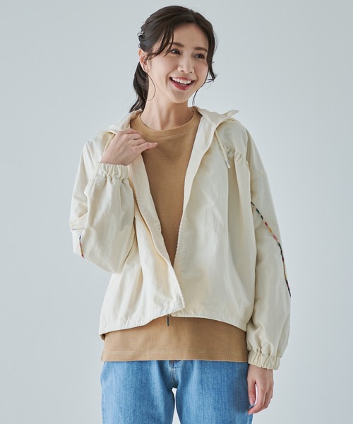 Arnold Palmer（アーノルドパーマー）の「パーマーチェック パイピングギャザー ジャケット（ナイロンジャケット・レディース・ブラック/アイボリー/ライトベージュ・S/M/L）」の12枚目の写真