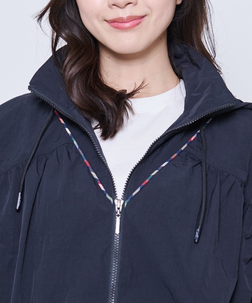 Arnold Palmer（アーノルドパーマー）の「パーマーチェック パイピングギャザー ジャケット（ナイロンジャケット・レディース・ブラック/アイボリー/ライトベージュ・S/M/L）」の6枚目の写真