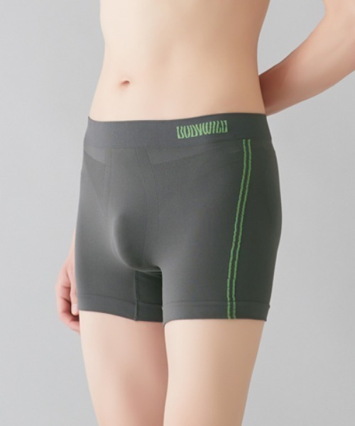 BODY WILD(ボディーワイルド)の「BODY WILD/ボディワイルド セミロングボクサーパンツ e-BOXER サイドライン柄(ボクサーパンツ・メンズ・ブラック/イエロー/ブルーグリーン/ライトグレー/レッド系その他/ダークブルー・X-LARGE/MEDIUM/LARGE)」の1枚目の写真