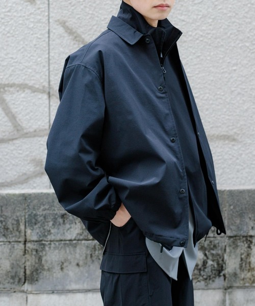 Uiscel（ユイセル）の「Uiscel　リップストップコーチジャケット（ナイロンジャケット・メンズ・ブラック/チャコールグレー・LARGE/MEDIUM）」の2枚目の写真