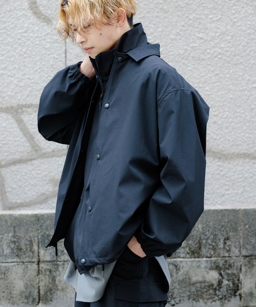Uiscel（ユイセル）の「Uiscel　リップストップコーチジャケット（ナイロンジャケット・メンズ・ブラック/チャコールグレー・LARGE/MEDIUM）」の4枚目の写真