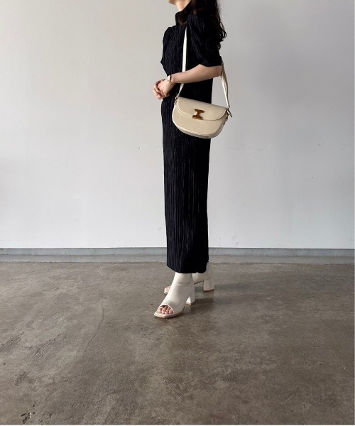 t a r o s u（タロス）の「high neck pleats onepiece/ハイネックプリーツワンピース（ワンピース・レディース・ベージュ/ブラック・FREE）」の7枚目の写真