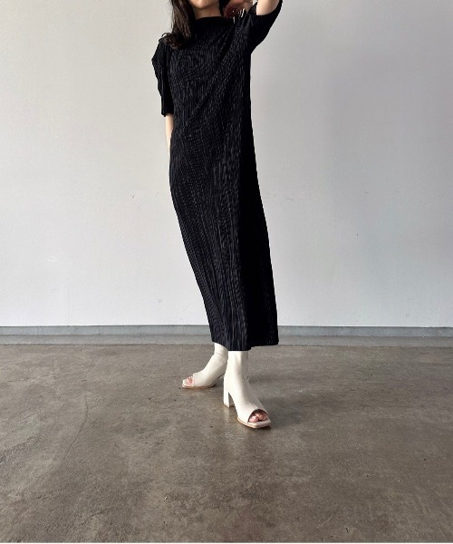 t a r o s u（タロス）の「high neck pleats onepiece/ハイネックプリーツワンピース（ワンピース・レディース・ベージュ/ブラック・FREE）」の15枚目の写真