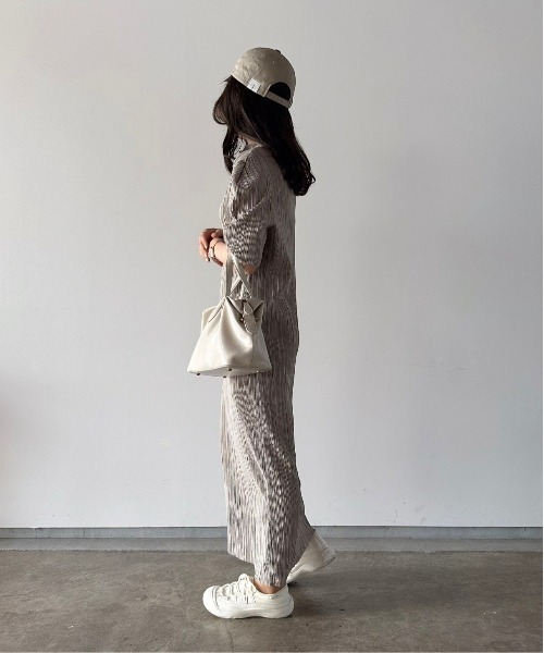 t a r o s u（タロス）の「high neck pleats onepiece/ハイネックプリーツワンピース（ワンピース・レディース・ベージュ/ブラック・FREE）」の8枚目の写真