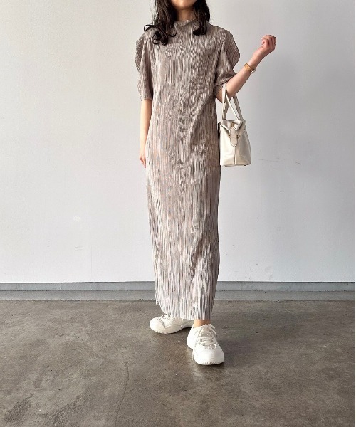 t a r o s u（タロス）の「high neck pleats onepiece/ハイネックプリーツワンピース（ワンピース・レディース・ベージュ/ブラック・FREE）」の12枚目の写真
