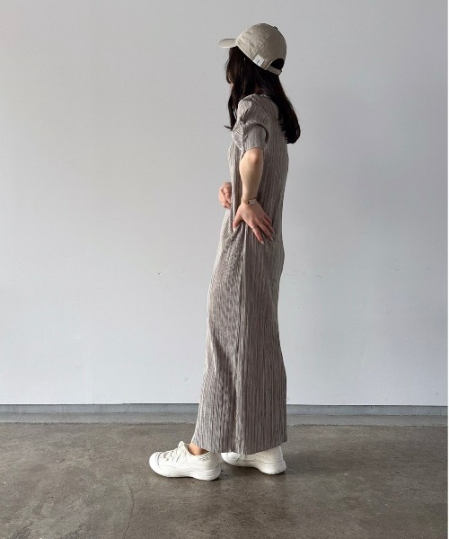 t a r o s u（タロス）の「high neck pleats onepiece/ハイネックプリーツワンピース（ワンピース・レディース・ベージュ/ブラック・FREE）」の14枚目の写真