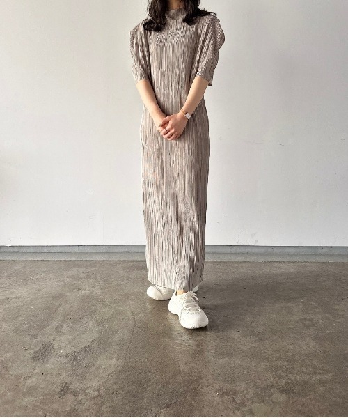 t a r o s u（タロス）の「high neck pleats onepiece/ハイネックプリーツワンピース（ワンピース・レディース・ベージュ/ブラック・FREE）」の16枚目の写真