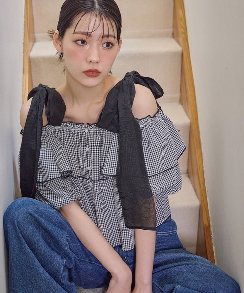 one after another NICE CLAUP(ワンアフターアナザーナイスクラップ)の「肩リボンブラウス(シャツ/ブラウス・レディース・チャコールグレー/ピンク/アイボリー/ホワイト×ブラック・FREE)」の1枚目の写真