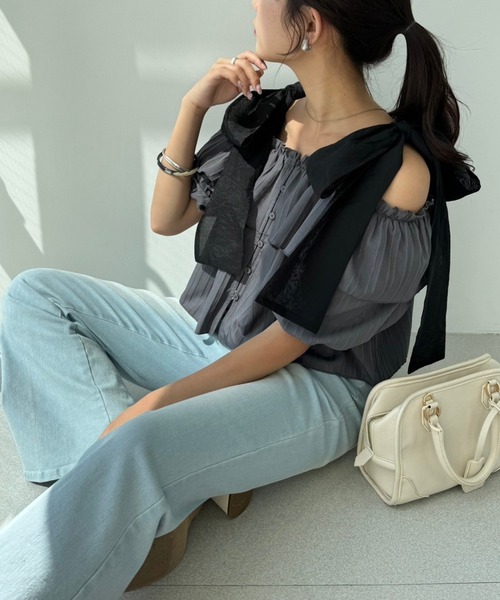 one after another NICE CLAUP(ワンアフターアナザーナイスクラップ)の「肩リボンブラウス(シャツ/ブラウス・レディース・チャコールグレー/ピンク/アイボリー/ホワイト×ブラック・FREE)」の3枚目の写真