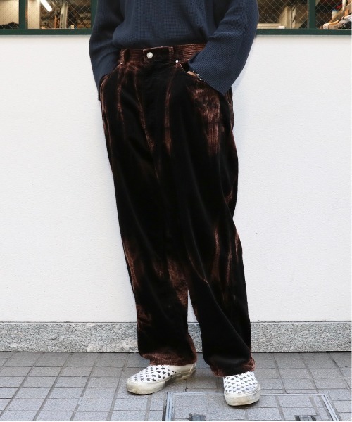 C.E.L.STORE（セルストア）の「tsuzuli / ツヅリ EZ 5P CORDUROY FADE (UNISEX) TP2206F イージーパンツ コーデュロイパンツ ブリーチ加工 ワイドパンツ（チノパンツ・メンズ・ブラウン/ブラック・1/2）」の2枚目の写真