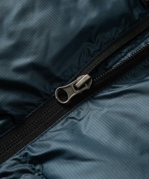 CONVERSE(コンバース)の「【CONVERSE/コンバース】ブランドネーム ワンポイント刺繍 ワントーン&切り替えカラーデザイン ファイバーダウンジャケット(ダウンジャケット/コート・メンズ・ベージュ×ブラック/ダークブルー/ブラウン/シルバーグレー/ブラック/オリーブ×ブラック・M/L/XL)」の9枚目の写真