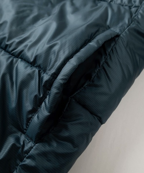 CONVERSE(コンバース)の「【CONVERSE/コンバース】ブランドネーム ワンポイント刺繍 ワントーン&切り替えカラーデザイン ファイバーダウンジャケット(ダウンジャケット/コート・メンズ・ベージュ×ブラック/ダークブルー/ブラウン/シルバーグレー/ブラック/オリーブ×ブラック・M/L/XL)」の12枚目の写真