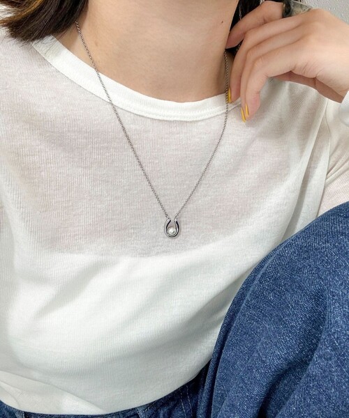 fredy emue(フレディエミュ)の「馬蹄パールアジャストミドルネックレス(ネックレス・レディース・シルバー/ゴールド・FREE)」の4枚目の写真