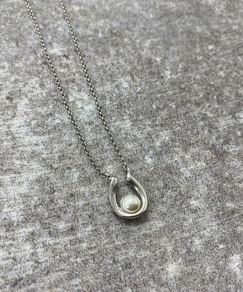 fredy emue(フレディエミュ)の「馬蹄パールアジャストミドルネックレス(ネックレス・レディース・シルバー/ゴールド・FREE)」の10枚目の写真