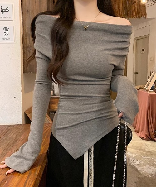 GEMEDA(ジェメダ)の「スリムフィット アシメスムースカットソー(Tシャツ/カットソー・レディース・ブラック/ベージュ/グレー・M)」の2枚目の写真