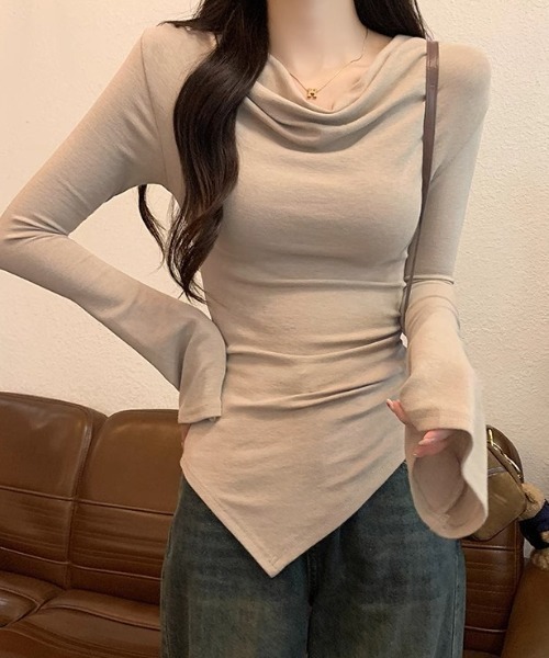GEMEDA(ジェメダ)の「スリムフィット アシメスムースカットソー(Tシャツ/カットソー・レディース・ブラック/ベージュ/グレー・M)」の4枚目の写真