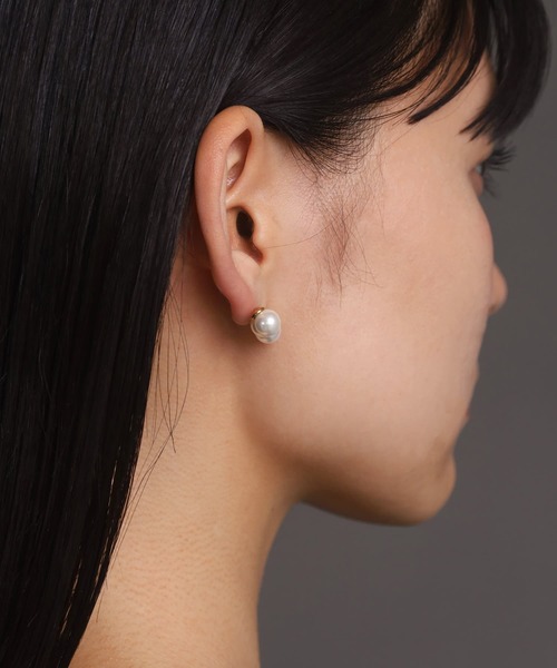 LHME(エルエイチエムイー)の「【WEB限定】“MELLOW”ラインパールピアス/3粒/サージカルステンレス(金属アレルギー対応)【LHME / エルエイチエムイー】(ピアス(両耳用)・レディース・ゴールド・ONE SIZE)」の9枚目の写真