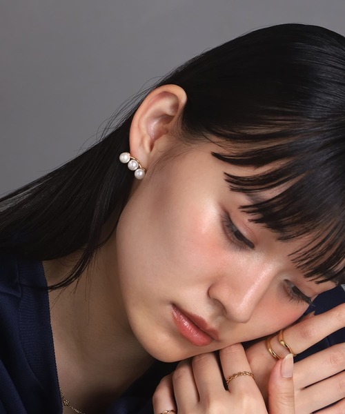LHME(エルエイチエムイー)の「【WEB限定】“MELLOW”ラインパールピアス/3粒/サージカルステンレス(金属アレルギー対応)【LHME / エルエイチエムイー】(ピアス(両耳用)・レディース・ゴールド・ONE SIZE)」の4枚目の写真