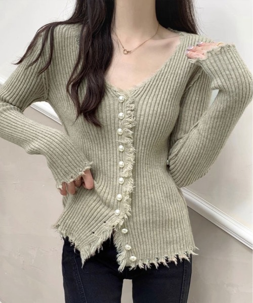 kirakiraShop(キラキラショップ)の「フリンジ パール ボタン アレンジ カーディガン(ニット/セーター・レディース・ブラック/ベージュ/ホワイト・FREE)」の1枚目の写真