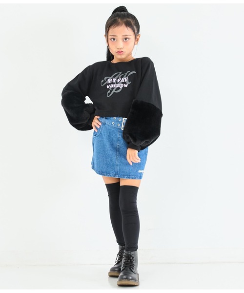 ANAP kids（アナップキッズ）の「袖ファーデザイン クロップド丈 裏毛 長袖 トレーナー（スウェット・キッズ・ホワイト/ブラック・130cm/120cm/110cm）」の5枚目の写真