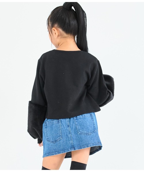 ANAP kids（アナップキッズ）の「袖ファーデザイン クロップド丈 裏毛 長袖 トレーナー（スウェット・キッズ・ホワイト/ブラック・130cm/120cm/110cm）」の9枚目の写真