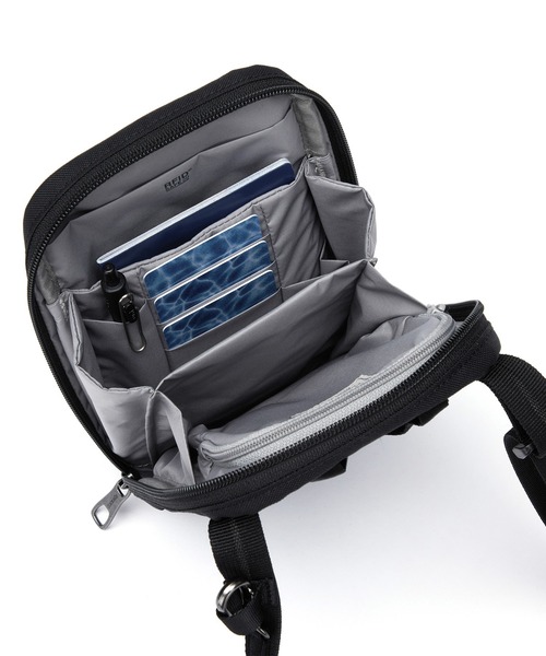 pacsafe(パックセーフ)の「pacsafe/パックセーフ RFIDsafe Tech crossbody/テッククロスボディ(ショルダーバッグ・メンズ・ブラック/グレー・FREE)」の12枚目の写真