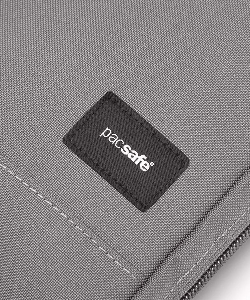 pacsafe(パックセーフ)の「pacsafe/パックセーフ RFIDsafe Tech crossbody/テッククロスボディ(ショルダーバッグ・メンズ・ブラック/グレー・FREE)」の18枚目の写真