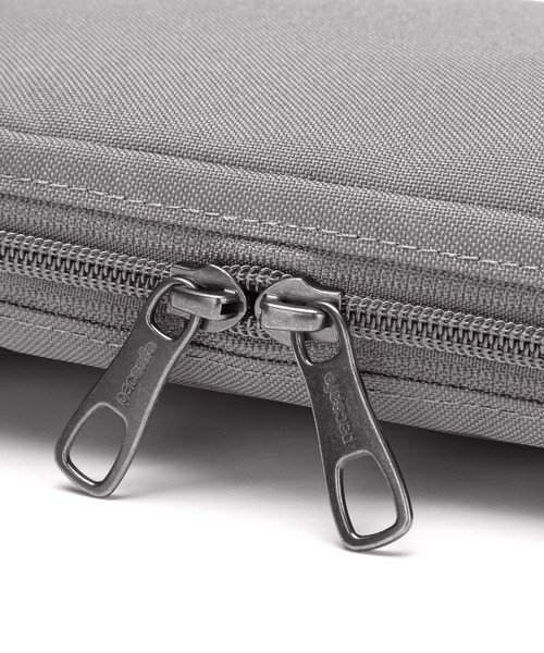 pacsafe(パックセーフ)の「pacsafe/パックセーフ RFIDsafe Tech crossbody/テッククロスボディ(ショルダーバッグ・メンズ・ブラック/グレー・FREE)」の20枚目の写真