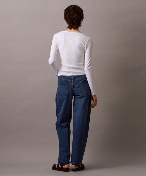 Calvin Klein(カルバン・クライン)の「コントゥアリブUネックロングスリーブTシャツ(Tシャツ/カットソー・レディース・ホワイト・S/M/XS)」の4枚目の写真
