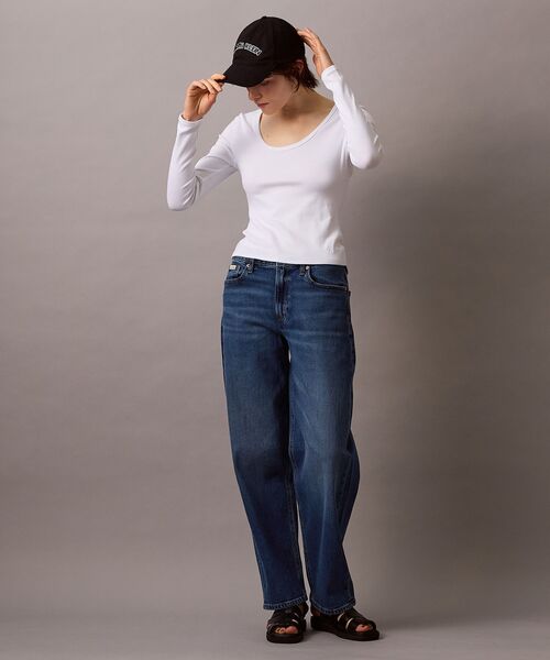 Calvin Klein(カルバン・クライン)の「コントゥアリブUネックロングスリーブTシャツ(Tシャツ/カットソー・レディース・ホワイト・S/M/XS)」の2枚目の写真