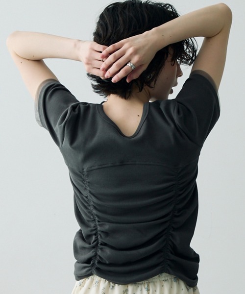 Trish（トリッシュ）の「シャーリングチュール使いプルオーバー（Tシャツ/カットソー・レディース・ホワイト/チャコールグレー/ブラウン・MEDIUM）」の18枚目の写真