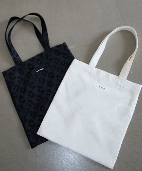 HONEY MI HONEY（ハニーミーハニー）の「flower jacquard tote bag（トートバッグ・レディース・ブラック/オフホワイト・FREE）」の3枚目の写真