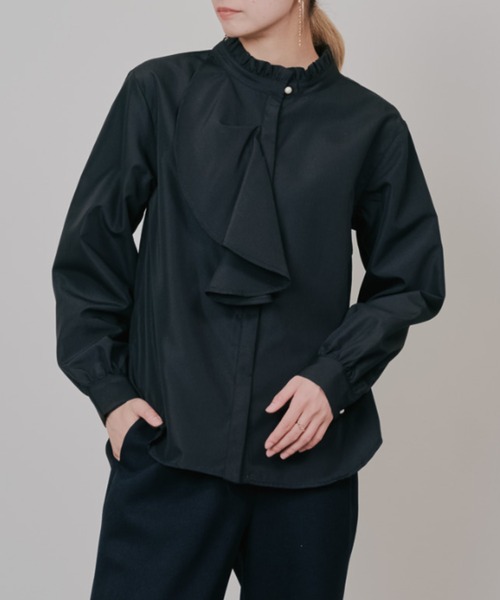 DOLLUPOOPS（ドールアップウップス）の「フェイクパールボタンフロントフリルブラウス（シャツ/ブラウス・レディース・オフホワイト/サックスブルー/ブラック・38）」の2枚目の写真