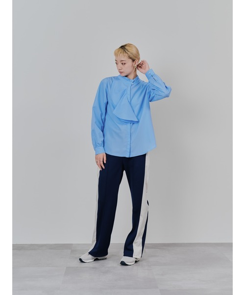 DOLLUPOOPS（ドールアップウップス）の「フェイクパールボタンフロントフリルブラウス（シャツ/ブラウス・レディース・オフホワイト/サックスブルー/ブラック・38）」の12枚目の写真