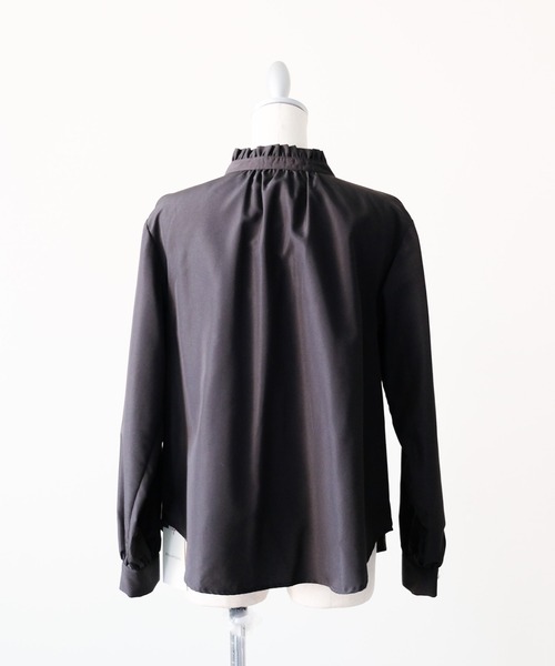 DOLLUPOOPS（ドールアップウップス）の「フェイクパールボタンフロントフリルブラウス（シャツ/ブラウス・レディース・オフホワイト/サックスブルー/ブラック・38）」の10枚目の写真