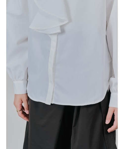 DOLLUPOOPS（ドールアップウップス）の「フェイクパールボタンフロントフリルブラウス（シャツ/ブラウス・レディース・オフホワイト/サックスブルー/ブラック・38）」の15枚目の写真