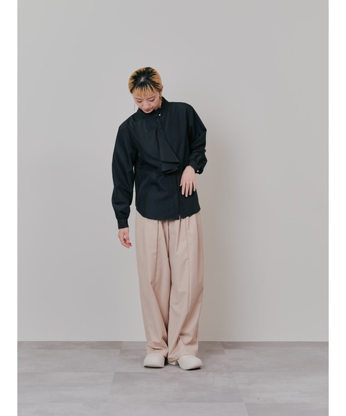 DOLLUPOOPS（ドールアップウップス）の「フェイクパールボタンフロントフリルブラウス（シャツ/ブラウス・レディース・オフホワイト/サックスブルー/ブラック・38）」の4枚目の写真