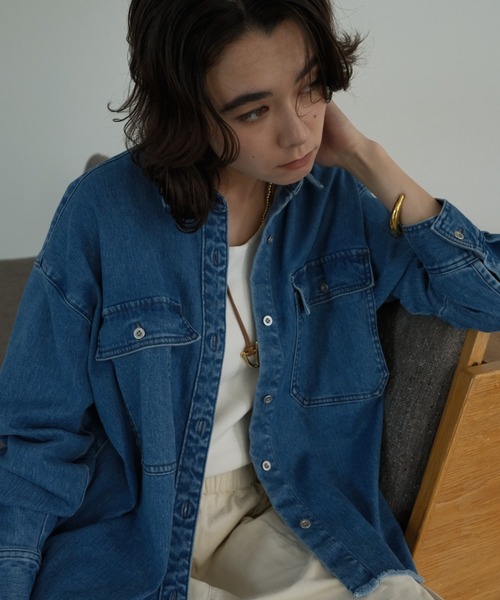 Elura（エルーラ）の「大人デニムシャツ/579977（シャツ/ブラウス・レディース・ブルー/ブラック/ライトブルー・FREE）」の2枚目の写真