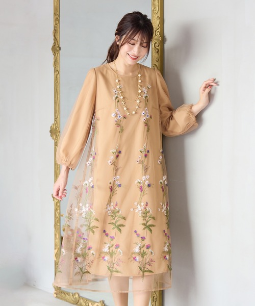 Rose Tiara(ローズティアラ)の「【ゆったりシルエット】チュール刺繍ワンピース(ワンピース・レディース・ブラック/キャメル・38/42/46)」の2枚目の写真