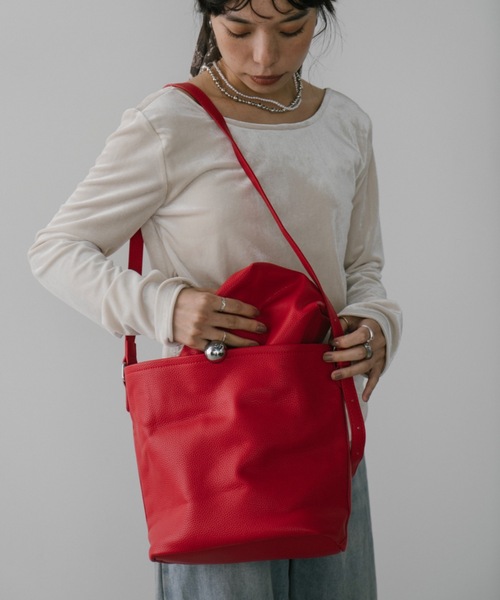 DRWCYS（ドロシーズ）の「ワンハンドルバケツ型バック（ショルダーバッグ・レディース・ブラック/レッド・FREE）」の2枚目の写真