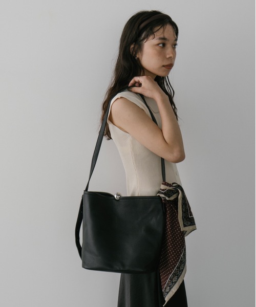 DRWCYS（ドロシーズ）の「ワンハンドルバケツ型バック（ショルダーバッグ・レディース・ブラック/レッド・FREE）」の9枚目の写真