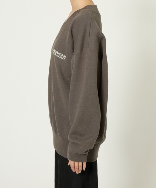 jj mercer（ジェイジェイマーサー）の「【J.J. Mercer】＜別注＞ロゴVネックプルオーバー（スウェット・レディース・チャコール/ベージュ・フリー）」の13枚目の写真