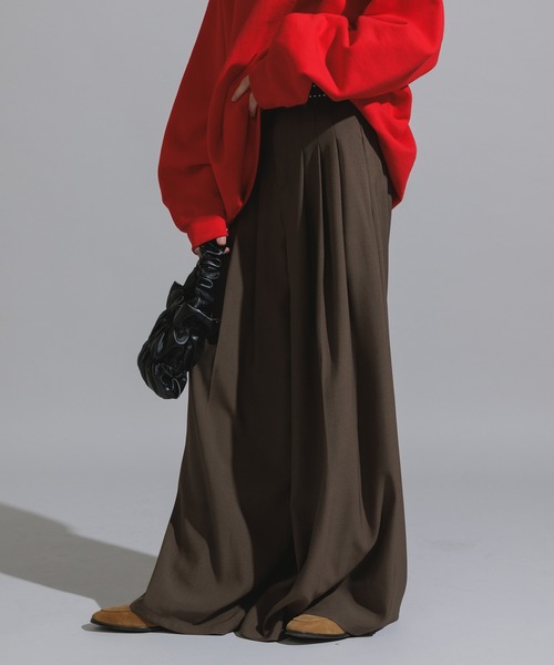 AO2(アオズ)の「Three-Tuck Studded Belt Baggy Slacks / スリータック スタッズベルト付き バギースラックス(スラックス・レディース・ブラック/ブラウン/グレー・FREE)」の1枚目の写真