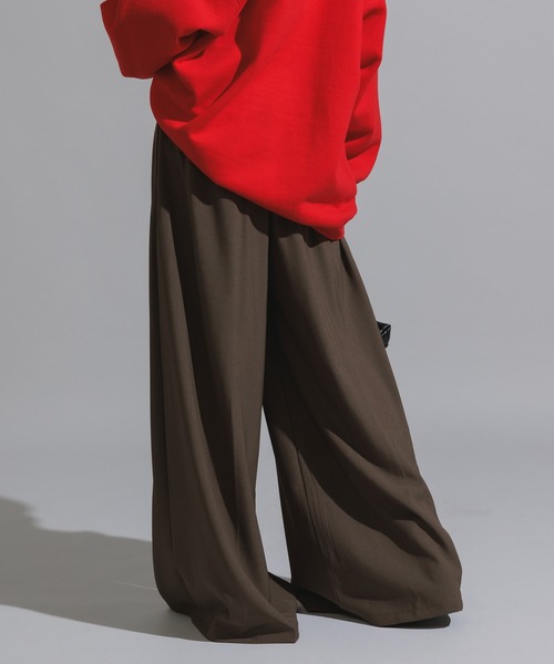 AO2(アオズ)の「Three-Tuck Studded Belt Baggy Slacks / スリータック スタッズベルト付き バギースラックス(スラックス・レディース・ブラック/ブラウン/グレー・FREE)」の9枚目の写真