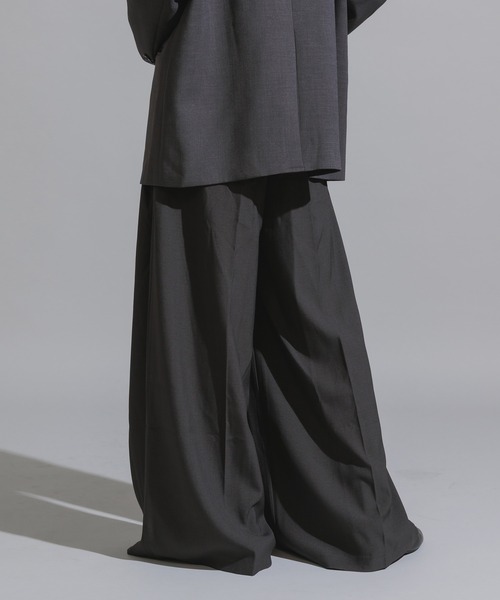 AO2(アオズ)の「Three-Tuck Studded Belt Baggy Slacks / スリータック スタッズベルト付き バギースラックス(スラックス・レディース・ブラック/ブラウン/グレー・FREE)」の6枚目の写真