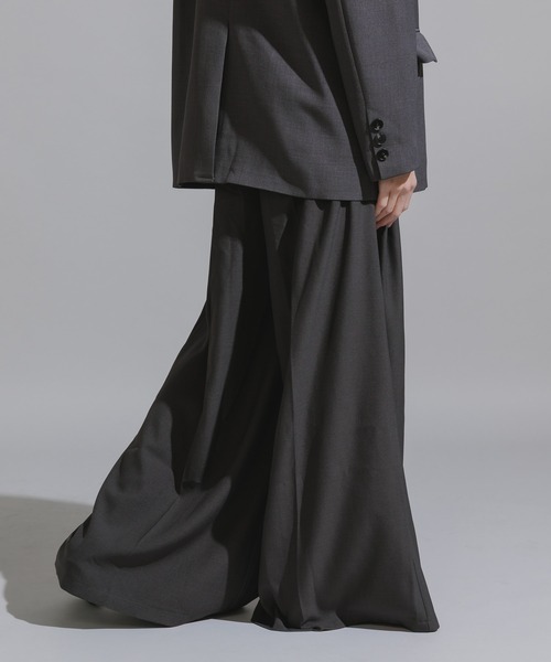 AO2(アオズ)の「Three-Tuck Studded Belt Baggy Slacks / スリータック スタッズベルト付き バギースラックス(スラックス・レディース・ブラック/ブラウン/グレー・FREE)」の16枚目の写真