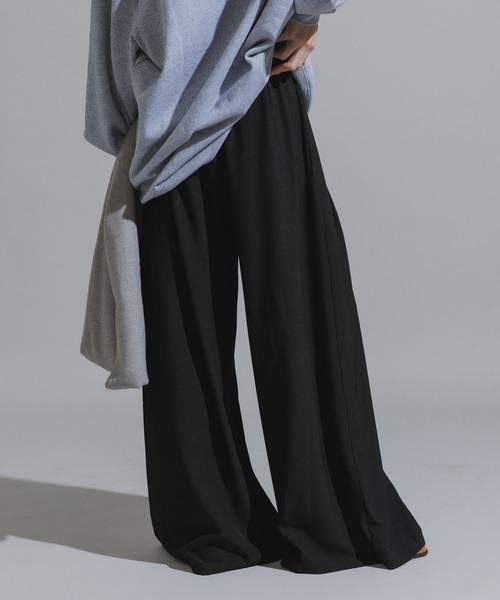 AO2(アオズ)の「Three-Tuck Studded Belt Baggy Slacks / スリータック スタッズベルト付き バギースラックス(スラックス・レディース・ブラック/ブラウン/グレー・FREE)」の4枚目の写真