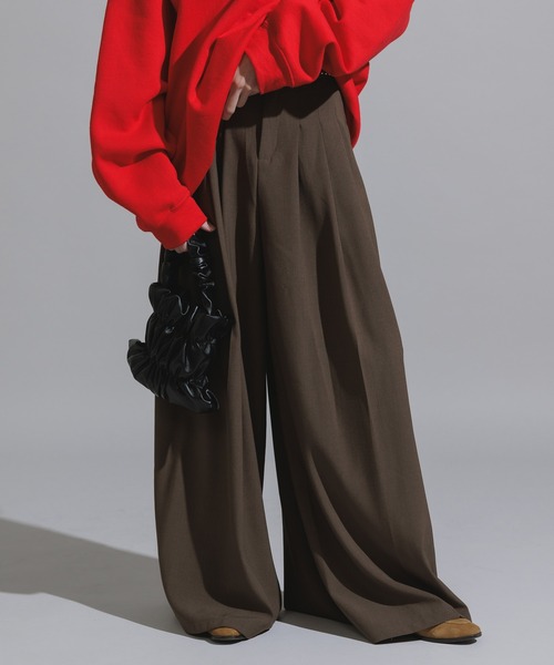 AO2(アオズ)の「Three-Tuck Studded Belt Baggy Slacks / スリータック スタッズベルト付き バギースラックス(スラックス・レディース・ブラック/ブラウン/グレー・FREE)」の18枚目の写真