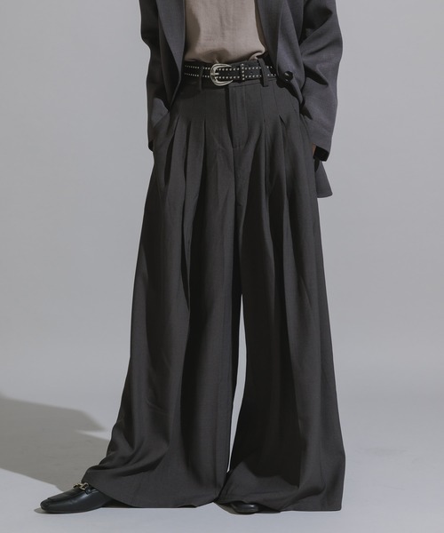 AO2(アオズ)の「Three-Tuck Studded Belt Baggy Slacks / スリータック スタッズベルト付き バギースラックス(スラックス・レディース・ブラック/ブラウン/グレー・FREE)」の20枚目の写真