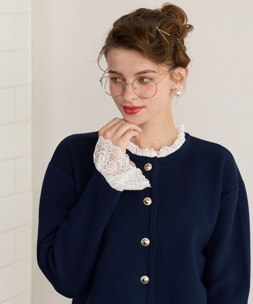 BONLECILL noir(ボンルシールノワール)の「【BONLECILL noir】ゴールボタンレースフリルニットカーディガン(カーディガン/ボレロ・レディース・ブラウン/ブラック/ネイビー/チャコールグレー・FREE)」の4枚目の写真